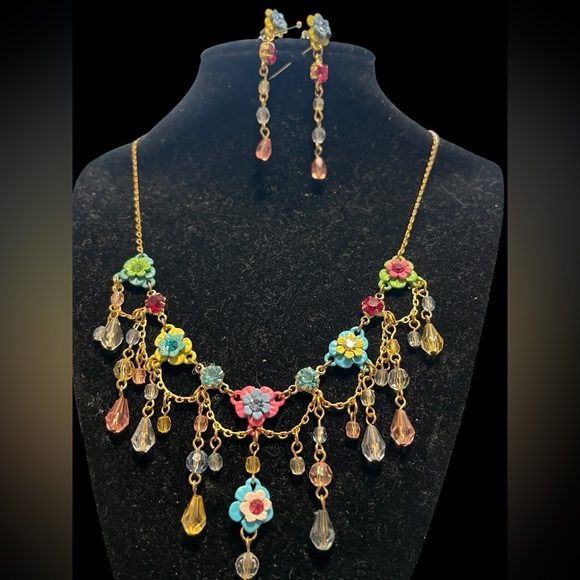 Floral rhinestone crystal drop 2pc necklace matching earrings set in gold tone - Picture 3 of 7